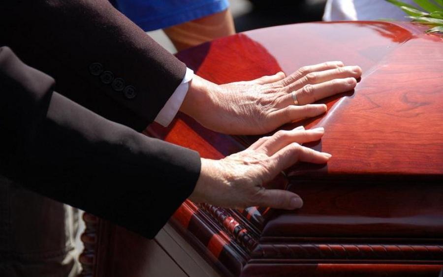 На похороні родичі помітили, що покійник дихає