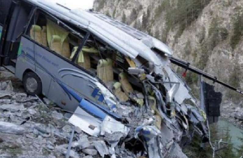 “Загинули 14 осіб, 35 – серйозно постраждали…”: Автобус впав з висоти 150 метрів у прірву