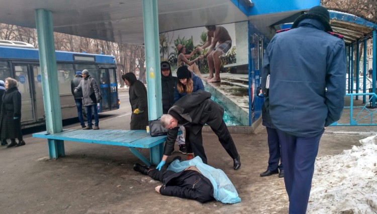 Дістав пістолет і вистрелив: У Києві на зупинці, іноземець наклав на себе руки