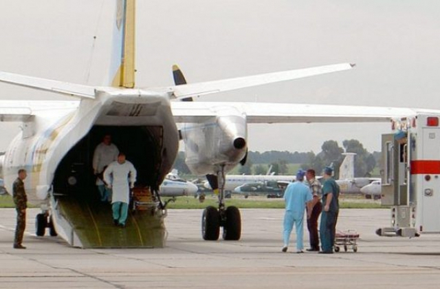 “До Львова прибув літак із пораненими бійцями…”: двоє поранених перебувають у важкому стані