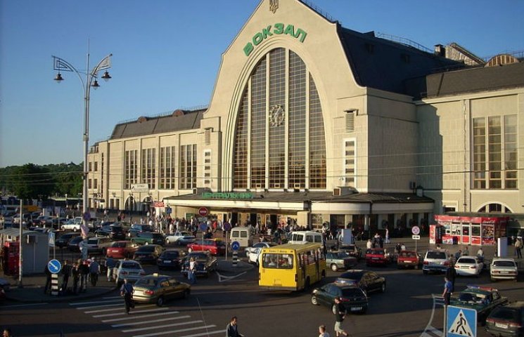 Терміново! У Києві “замінували” вокзал і торговий центр, людей евакуювали