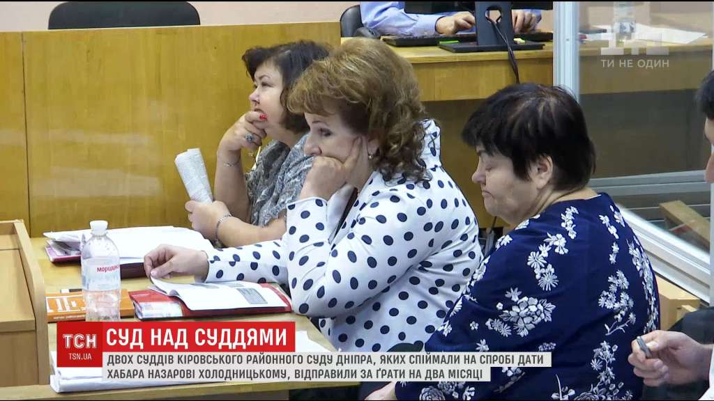 “Хабар від набожної і нахабної судді”: САП уперше оприлюднила відео зі стеженням за Овчаренко