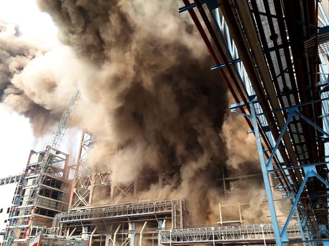 “Щонайменше двадцять осіб загинули…”: Потужний вибух на електростанції, на аварійній ділянці, мов у пастці, залишилися люди