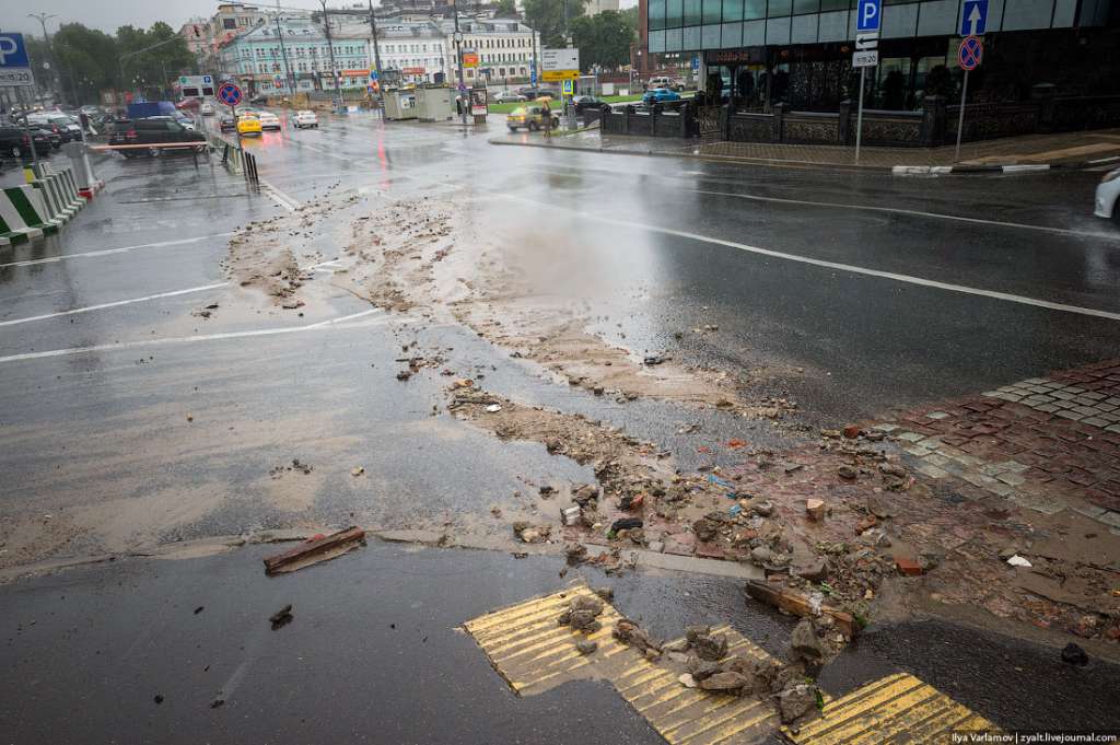 “Затопило…”: Вулиця і машини, що стоять на ній, фактично «потонули» в нечистотах