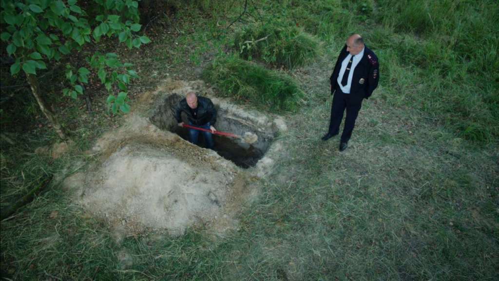 “Катували і заставили копати собі яму”: На Житомирщині підполковник поліції жорстоко знущався над братом