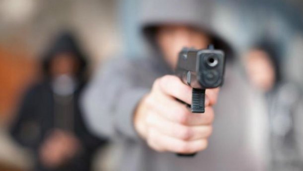 Витягнув пістолет і направив на поліцейських: Масова бійка у Харкові завершилась стріляниною