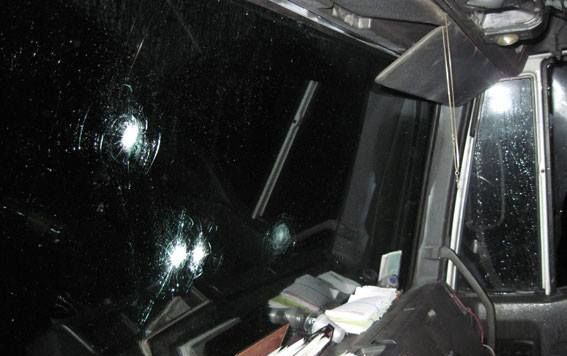 Невідомі в масках напали на водія і пасажирів вантажівки, застосувавши зброю.