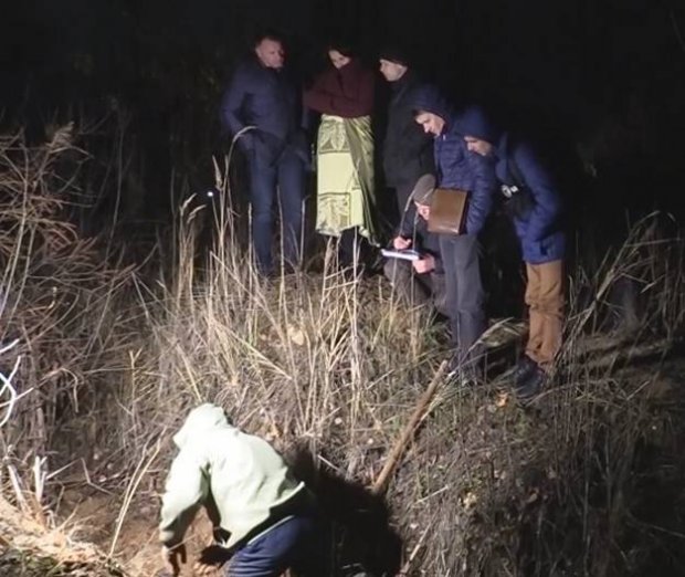 “Побачили як найманий працівник тягне підозрілий згорток”: в Києві молоду дівчину закопали просто біля озера