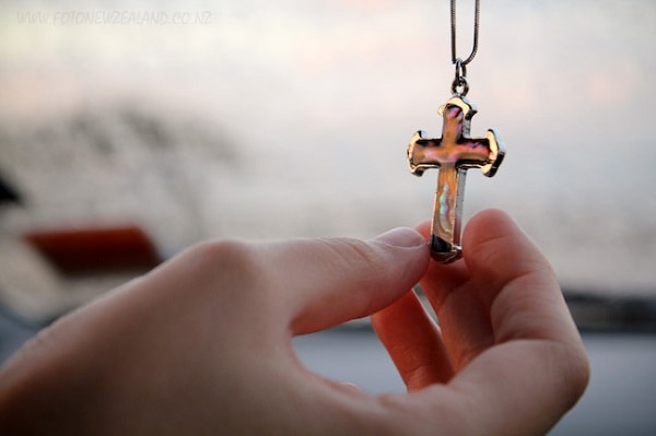 “Звалиш на себе чужий хрест …”: Чи можна піднімати знайдений на вулиці хрестик?