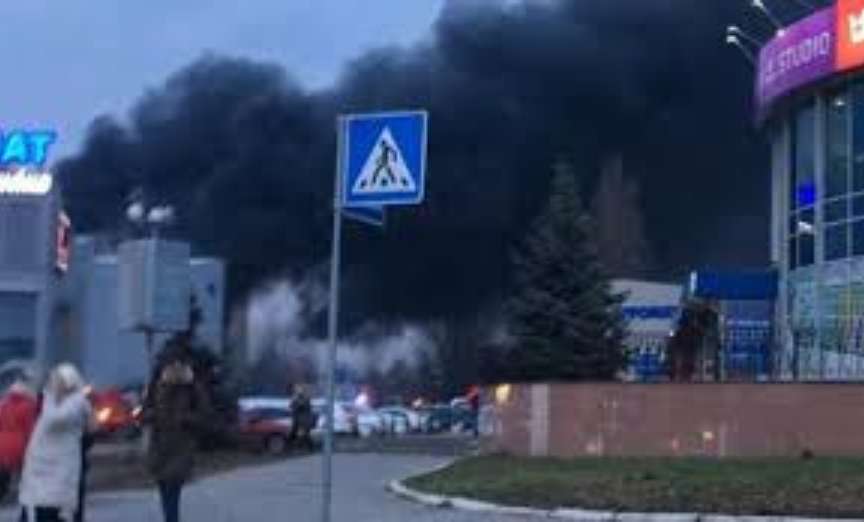 “Дим видно з усього району”: У столиці спалахнув один з найбільших магазинів