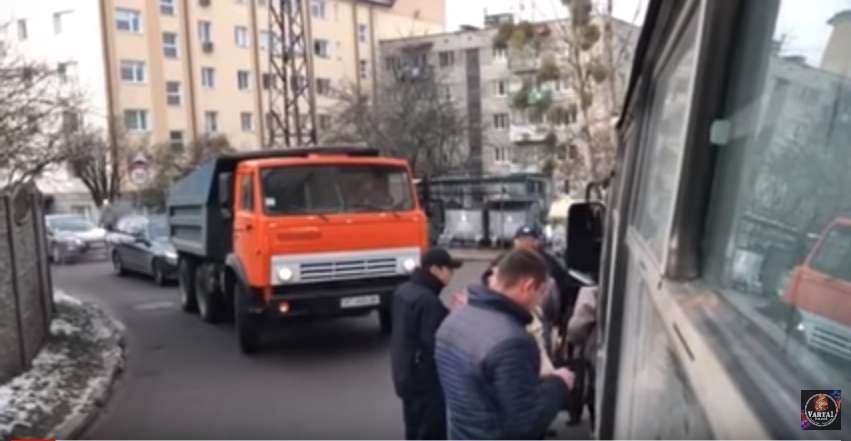 Застосували силу: У Львові відбувся конфлікт між пасажирами маршрутки та поліцією (ВІДЕО)
