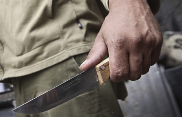 “Схопив ножа та вдарив жінку в шию”: у Києві чоловік перерізав горло своїй коханій