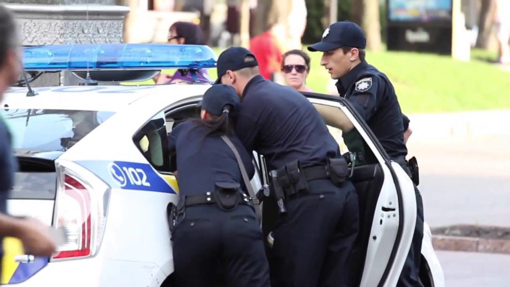 Нові права поліцейських: Без суперечок, без причин зупинки та відеозйомки