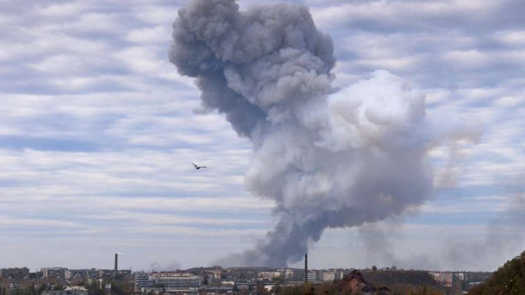 В центрі Луганська прогримів потужний вибух, розпочався збройний бунт, евакуація