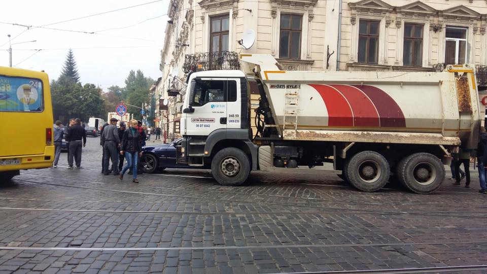 Його намагаються врятувати: У центрі Львова вантажівка “розчавила” пішохода