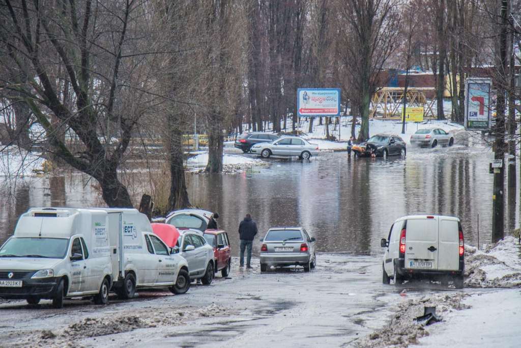 “Водіям доводилося виштовхувати свої машини…”: Зима по – українськи