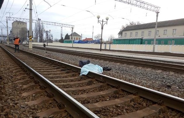 Загинув на місці: На Хмельниччині  потяг збив чоловіка