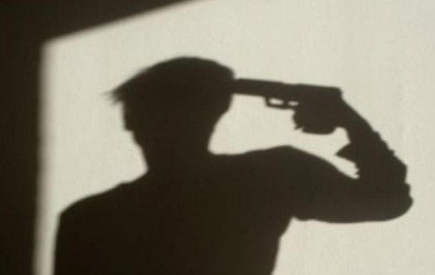 “Поховав маму, а наступного дня отримав листа з банку”: Чоловік застрелився із саморобного пістолета, покинувши 14-річну дочку