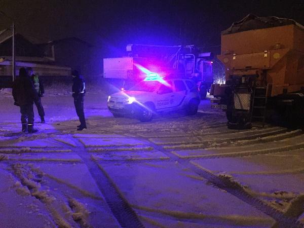 “Впродовж цілої ночі рятувальники…”: Чотири вантажівки потрапили у снігову пастку