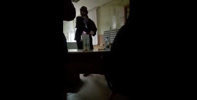 “Цей казковий долбо*об…”: Одна із заручниць в Харкові показала відео де видно злочинця