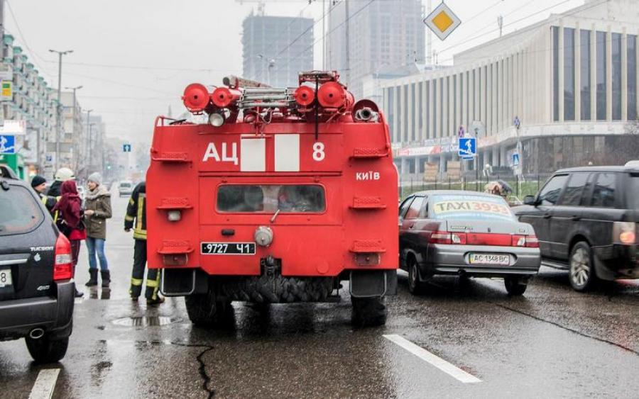 “Запевняють, що не порушували”: В Києві пожежна машина врізалася в автомобіль. Хто правий?