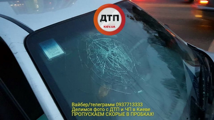 Швидкість, наркотики і “євробляхи”: Таксист у столиці розгромив авто патрульних