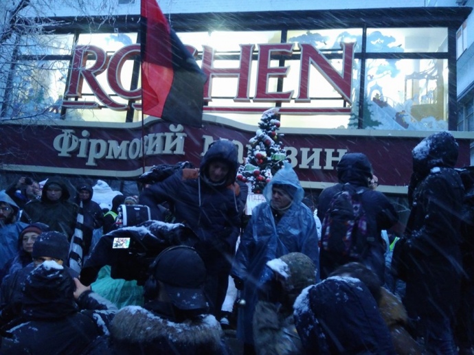 “Порошенка на нари”: прихильники Саакашвілі заблокували магазин Roshen, що знаходиться біля ізолятора СБУ