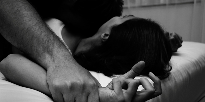 “Не кричала, бо боялась розбудити дітей”: Чоловік жорстоко згвалтував жінку