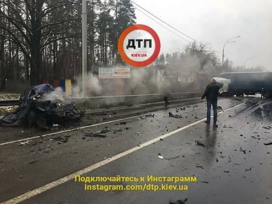 Фура розчавила авто разом з водієм: в Києві сталася жахлива ДТП