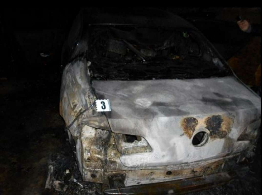 “Згорів повністю…”: Судді спалили автомобіль просто в дворі
