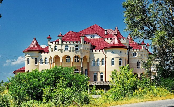“Будинки палаци” котрим позаздрять і депутати: Українцям показали найбагатше село в країні
