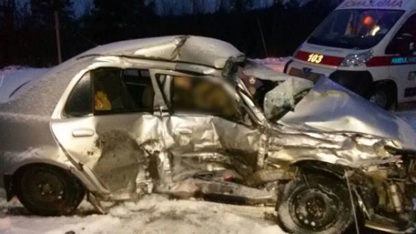 Рятувальники добували тіла з купи металолому: На Рівненщині авто з військовими влетіло у маршрутку