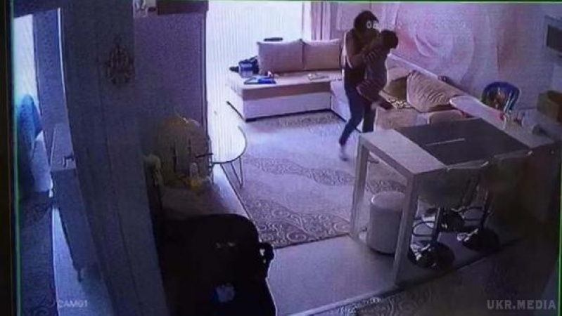 “Мама пережила шок”: камера зафіксувала як няня жорстоко знущалася над грудною дитиною і кидала її об підлогу (відео)