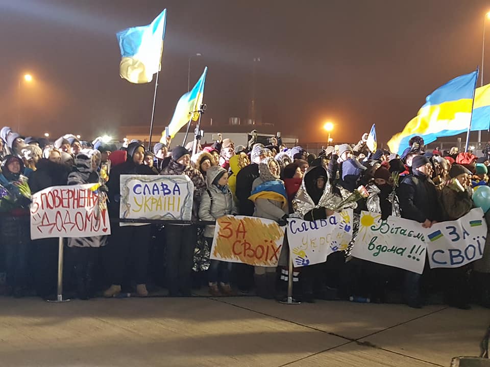 Справжні герої! Ось як зустрічали українських полонених в Києві, ви повинні це знати