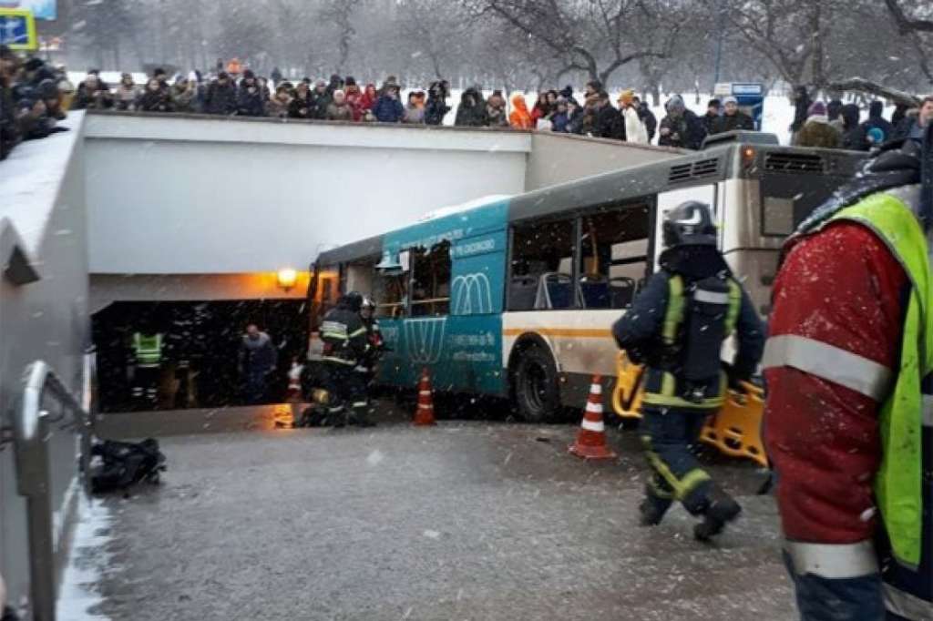 Ще одна трагедія: автобус влетів у підземний перехід, багато постраждалих. З’явилася детальна інформація
