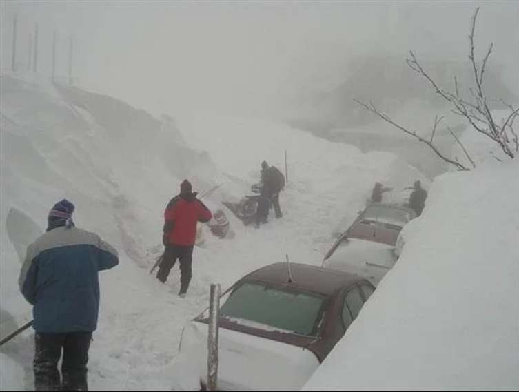 Україна в сніговому полоні: сотні авто загрузли в заметах, міста без світла