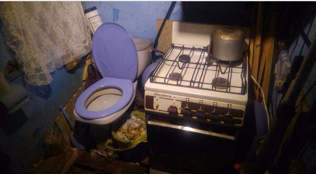 “Туалет на кухні та гори жахливого мотлоху”: Ось в таких умовах живе родина з трьома маленькими дітьми