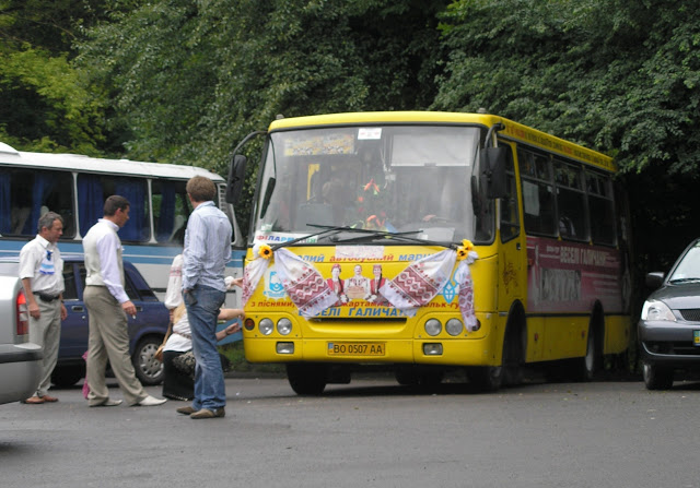 “Впав у прірву”: Автобус з гостями розбився по дорозі на весілля, є жертви