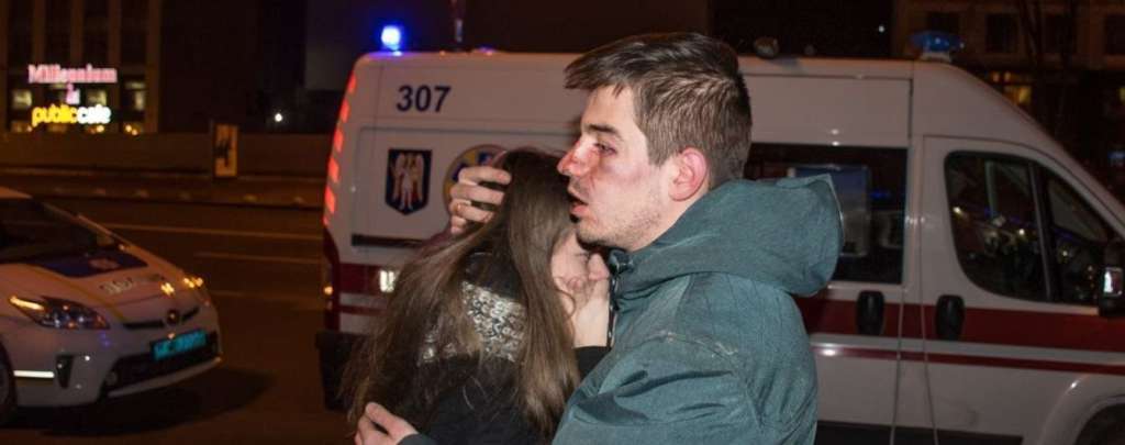 “Продовжили бити двох дівчат і хлопця прямо на вулиці”: у центрі Києва працівники піцерії відгамселили відвідувачів (відео 18+)