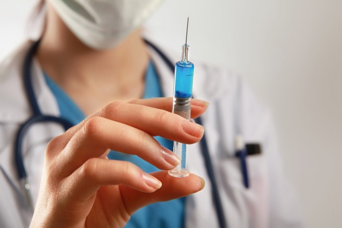 “Ми не можемо вакцинувати дітей”: лікарі б’ють на сполох через вакцину від хвороби, яка може вбити дитину за декілька годин