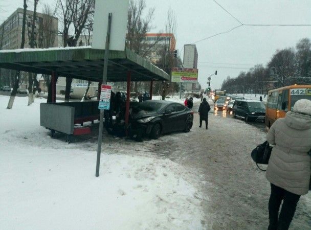 Lexus в’їхав у зупинку в Тернополі: є постраждалі