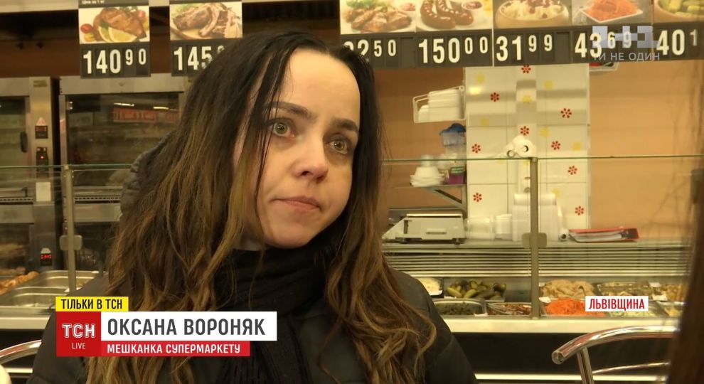 У Львові жінка вже третій місяць живе на зупинці біля торгового центру. Рідні б’ють тривогу (ВІДЕО)