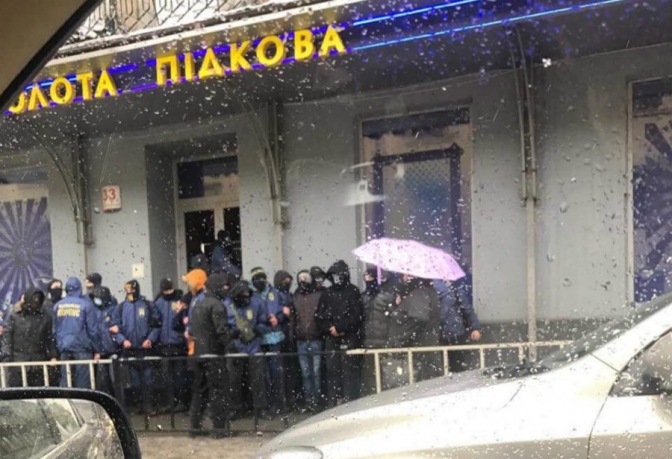 “Молоді люди у масках вдерлися”: У Львові сталося три погрома у закладах “Золота підкова”