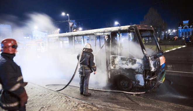 Автобус згорів дотла: В Харкові загорілася маршрутка з людьми
