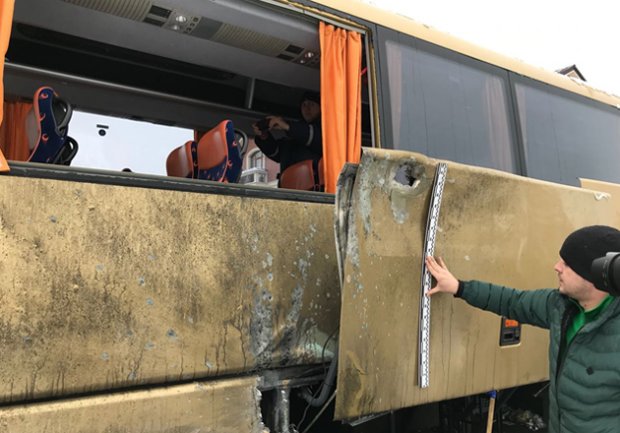 На Донбасі терористи обстріляли автобус з мирними жителями: є жертва