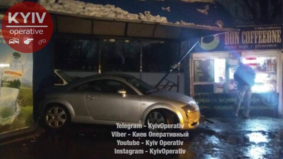 “Обох хитає з боку в бік…”: У Києві машина знесла зупинку (ФОТО)