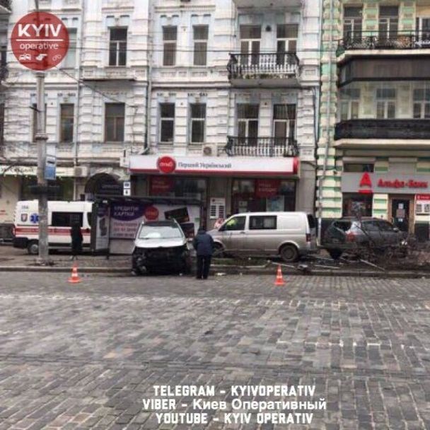 Не без пригод: У центрі Києва іномарка влетіла в зупинку громадського транспорту (ФОТО, ВІДЕО)