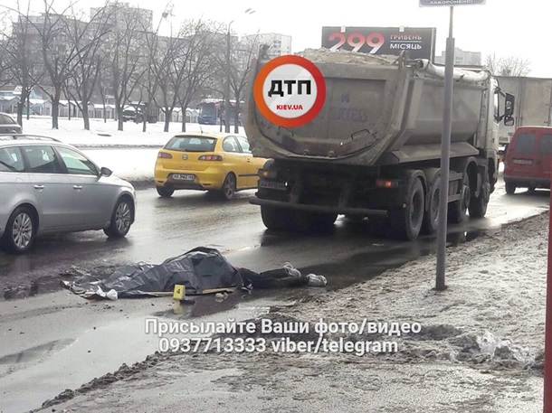 В Києві сталася смертельна ДТП на пішохідному переході: вантажівка розчавила чоловіка