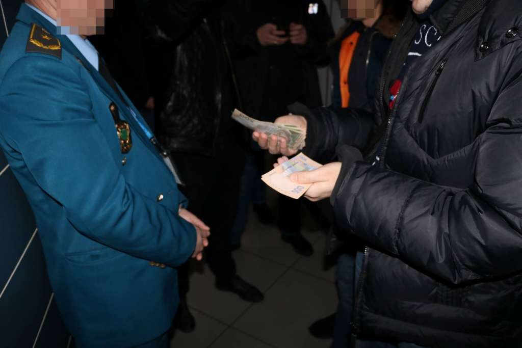 “Більше 100 тисяч гривень…” – На хабарі затримано працівника Харківської митниці