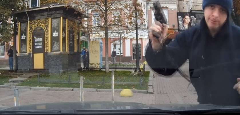 У столиці поліцейський по-звірячому накинувся на авто і погрожував пістолетом пасажирам (ВІДЕО)